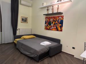 1 cama en una habitación con un cuadro en la pared en Casa Bavosa, en Salerno