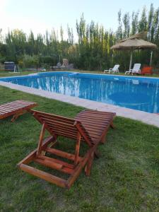 un tavolo da picnic e un ombrellone accanto a una piscina di San Rafael a San Rafael