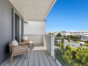 einen Balkon mit einer Bank und Stadtblick in der Unterkunft Coastal Breeze 12a - Kingscliff Studio in Kingscliff