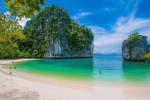 ein Strand in den Phiippines mit Menschen im Wasser in der Unterkunft A401-Silk Condo Aonang, Sea view - 5 mins to beach in Krabi