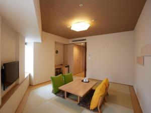 - un salon avec une table et des chaises vertes dans l'établissement Kyoto Hot Spring Hatoya Zuihokaku Hotel, à Kyoto