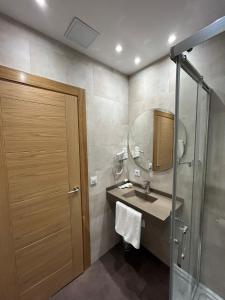 a bathroom with a sink and a mirror and a shower at Calahorra Centro in Calahorra