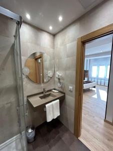 a bathroom with a sink and a mirror at Calahorra Centro in Calahorra