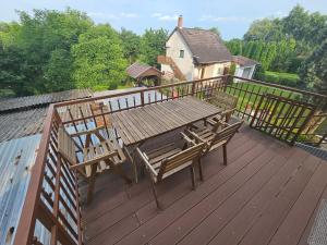 une terrasse en bois avec une table et des chaises en bois dans l'établissement Judit's Guest House, à Fonyód