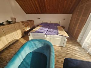 una camera con un letto in una stanza con pavimenti in legno di Judit's Guest House a Fonyód