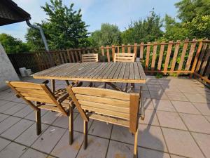 una mesa de madera y sillas en un patio en Ciao Bambino!, en Fonyód