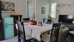 jadalnia ze stołem, krzesłami i telewizorem w obiekcie Cozy Casita Suite w mieście Las Cruces