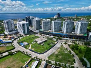 une vue aérienne sur une ville avec de grands bâtiments dans l'établissement 1br Apartments Mactan New Town free Pool free Beach near Airport Ocean view, à Punta Engaño