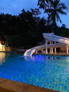 Der Swimmingpool an oder in der Nähe von Kai Bae Beach Resort Koh Chang