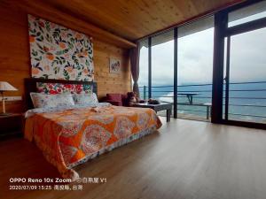 仁愛鄉的住宿－清境白熊屋 ，一间卧室配有一张床,享有海景