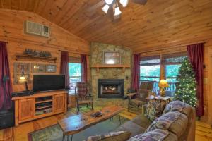 ein Wohnzimmer mit einem Kamin und einem Weihnachtsbaum in der Unterkunft Graceful Light in Blue Ridge