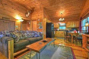 ein Wohnzimmer mit Sofa und Tisch in der Unterkunft Graceful Light in Blue Ridge