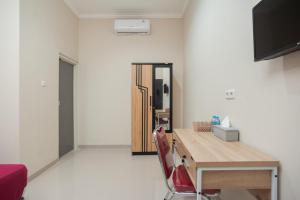 Фотография из галереи Hanna Residence near RSPI Puri Indah Mitra RedDoorz в городе Meruya-hilir