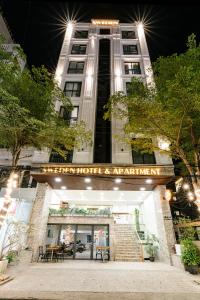 SWEDEN HOTEL and APARTMENT في دا نانغ: عماره فيها لوحه مكتوب عليها فندق سفاره وشقه