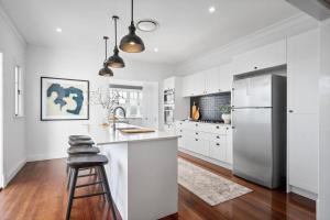 Η κουζίνα ή μικρή κουζίνα στο Evandale, 1920’s Historic ,Stunning and Modern home with amazing City views