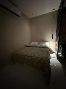 um quarto com uma cama e uma janela em استديو مودرن فاخر - دخول ذاتي em Riade