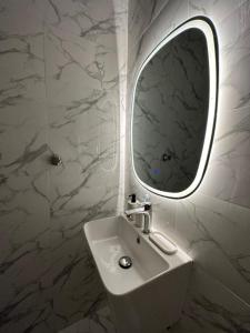利雅德的住宿－استديو مودرن فاخر - دخول ذاتي，浴室设有白色水槽和镜子