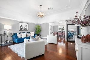 Χώρος καθιστικού στο Evandale, 1920’s Historic ,Stunning and Modern home with amazing City views
