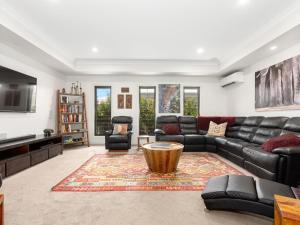 Posezení v ubytování The Doggy Beach House at Pottsville