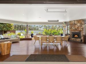 Posezení v ubytování The Doggy Beach House at Pottsville