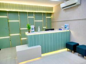 Лобі або стійка реєстрації в LEAF HoteL