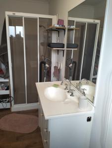een badkamer met een wastafel en een spiegel bij Bungalow Cosystay in Meadow Heights