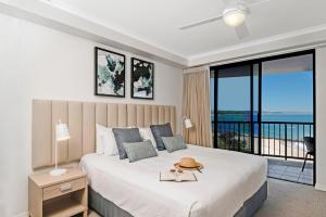 een slaapkamer met een bed en uitzicht op de oceaan bij Mantra Coolangatta Beach in Gold Coast