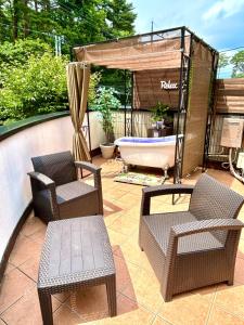 a patio with two chairs and a bath tub at Garden Villa in Fujiyoshida