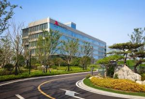 an empty road in front of a building at Xuzhou Marriott Hotel Lakeview in Xuzhou