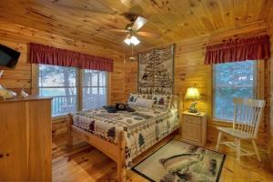 - une chambre avec un lit dans une cabane en rondins dans l'établissement Summit Venture, à Ellijay