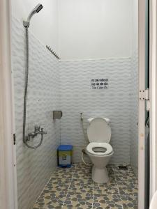 a bathroom with a toilet and a shower at Motel Khánh Vy in Bao Loc