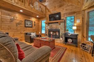 ein Wohnzimmer mit Couch und Kamin in der Unterkunft Sweet Serenity Creek in Cherry Log