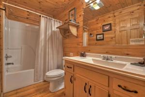 ein Badezimmer mit Waschbecken, Badewanne und Toilette in der Unterkunft Sweet Serenity Creek in Cherry Log + 37 Fotos