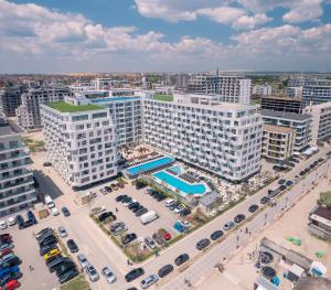 una vista aérea de una ciudad con edificios altos en The Queen Infinity Beach Pool&Spa Mamaia Nord en Mamaia Nord – Năvodari