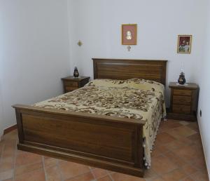 1 dormitorio con 1 cama grande y 2 mesitas de noche en Casavacanza Dattilo, en Dattilo