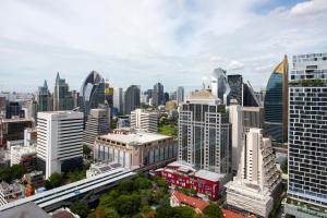 M Estate Private Residence 3BR, Heart of Bangkok في بانكوك: اطلالة جوية على مدينة ذات مباني طويلة