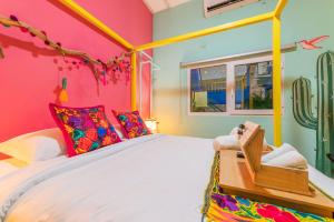 Un dormitorio con una cama con una caja de madera. en Casa Colibrí Malecón, en Puerto Vallarta