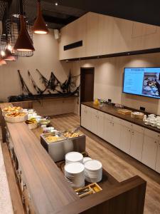 una línea de buffet con platos de comida en un restaurante en Pegard Andenne Centre en Andenne