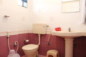y baño con aseo y lavamanos. en OYO Hotel Ganga Sagar Near Sri Someshwara Swami Temple, en Bangalore