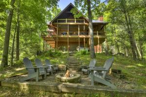 una cabina nel bosco con sedie e braciere di Papa Bear Lodge a Blue Ridge