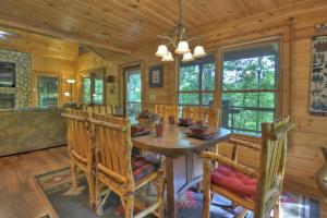 una sala da pranzo con tavolo e sedie in legno di Papa Bear Lodge a Blue Ridge