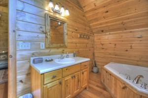 un bagno con vasca, lavandino e vasca da bagno di Papa Bear Lodge a Blue Ridge Altre 22 foto