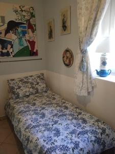 เตียงในห้องที่ Cozy single room in a period property