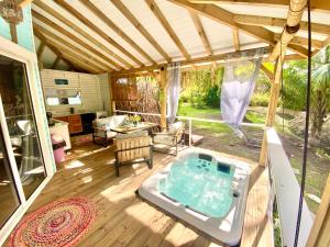 Giardino di Villa Gaïa - Bungalow Ti-Spa et son jacuzzi privé dans un jardin tropical, séjour en amoureux ou en famille