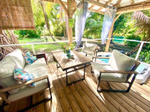 Area soggiorno di Villa Gaïa - Bungalow Ti-Spa et son jacuzzi privé dans un jardin tropical, séjour en amoureux ou en famille