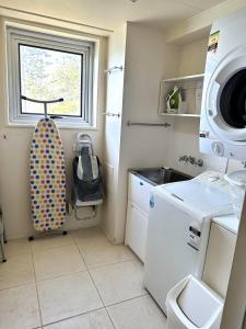 una pequeña cocina con fregadero y lavadora en Hillhaven Holiday Apartments, en Gold Coast