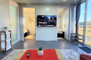 TV a/nebo společenská místnost v ubytování Honey Wines Aust. Tiny House