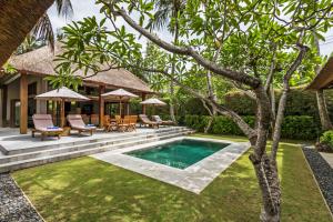 an image of a backyard with a swimming pool and a house at Villa Sasoon, 100 mt to Beach in Candidasa