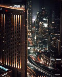 uma vista de uma cidade à noite com tráfego em Suitestay Address Dubai Mall Residence no Dubai