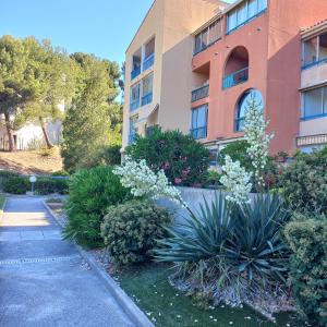 un edificio con piante di fronte a un edificio di LOU SOULEOU a La Ciotat